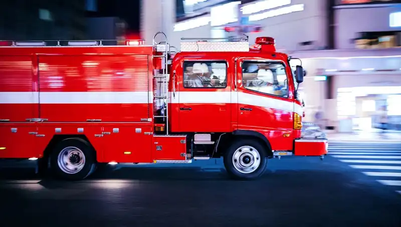 Tokyo’da Bina Yangını: İki Kişi Üzgün, Acil Durum Ekipleri Olay Yerinde