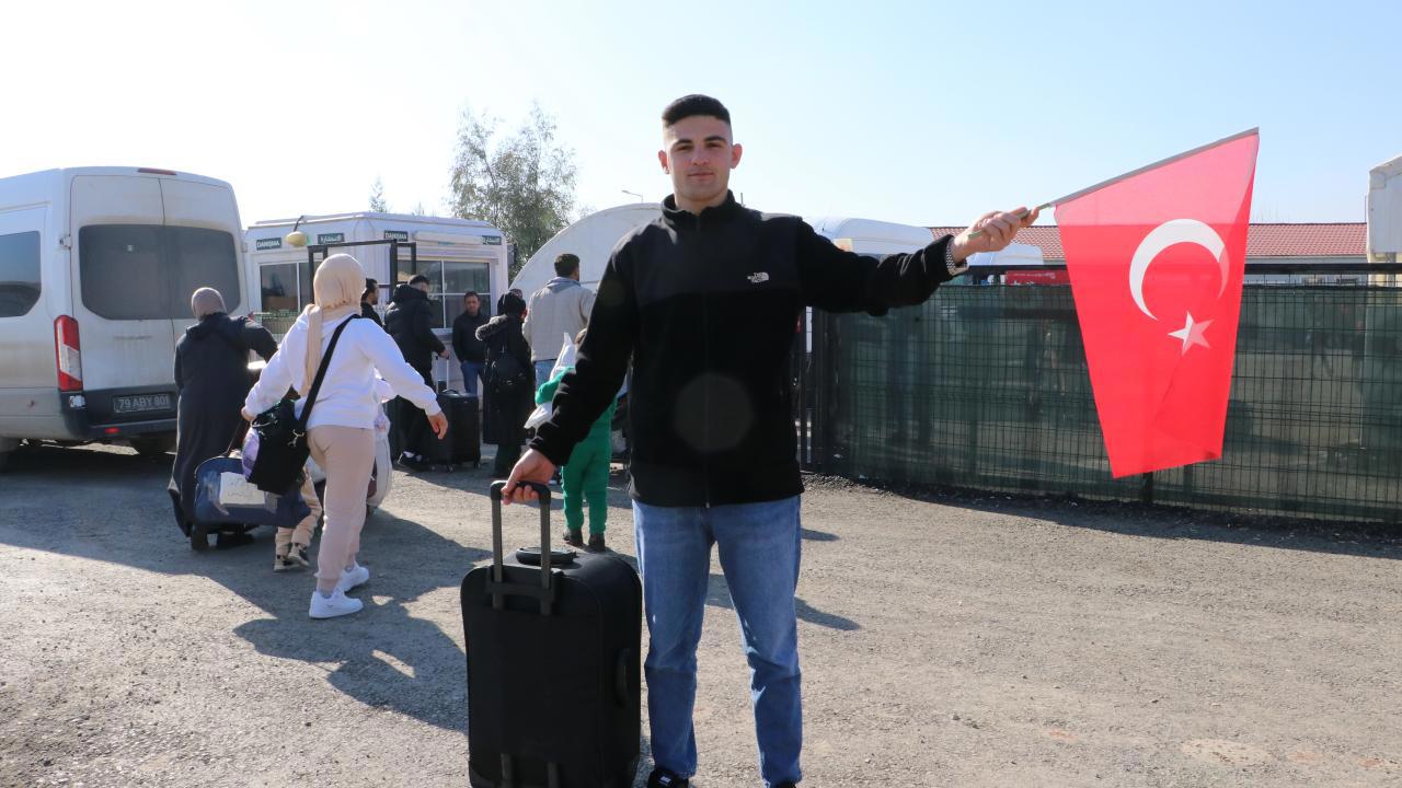 Bir Türk vatandaşından duygusal sürpriz: Suriye'ye Türk bayrağıyla döndü