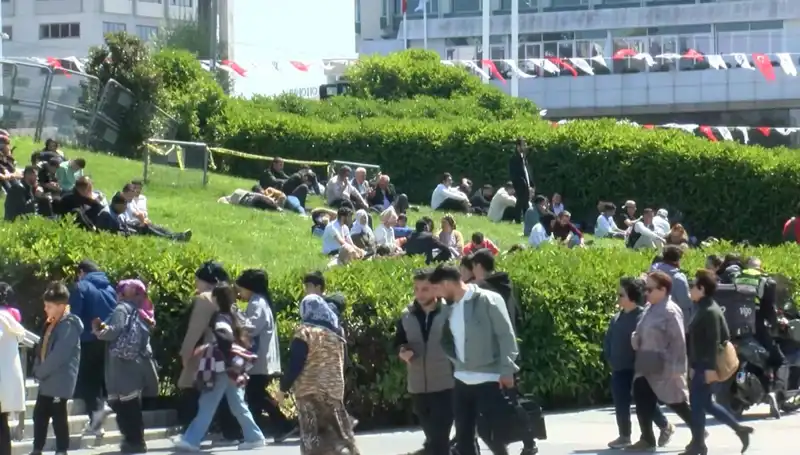Taksim'de Deprem Yoğunluğu: Vatandaşlar Endişeli ve Tepkili