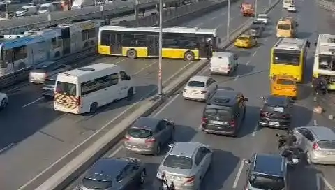 Trafiği Felç Eden Kaza: İETT Otobüsü İki Araca Çarptı