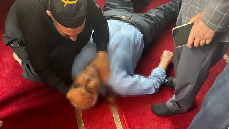 Camide Namaz Kılan Adam Dehşet Anları Yaşadı: Bıçaklı Saldırı Şoku!