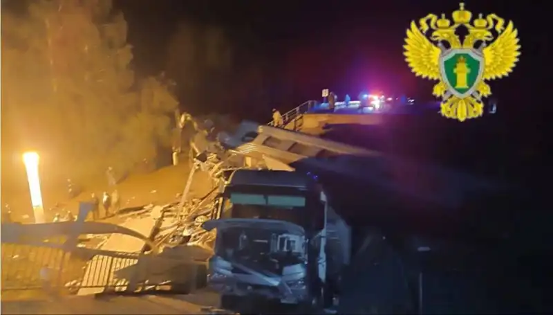 Rusya'da Çökme Felaketi: İki Köprü Düştü, Trenler Raydan Çıktı, Yedi Kişi Hayatını Kaybetti