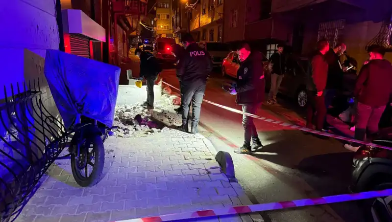 Küçükçekmece’de Plakasız Motosikletle Gerçekleşen Saldırı, Güvenlik Kameralarına Yansıdı