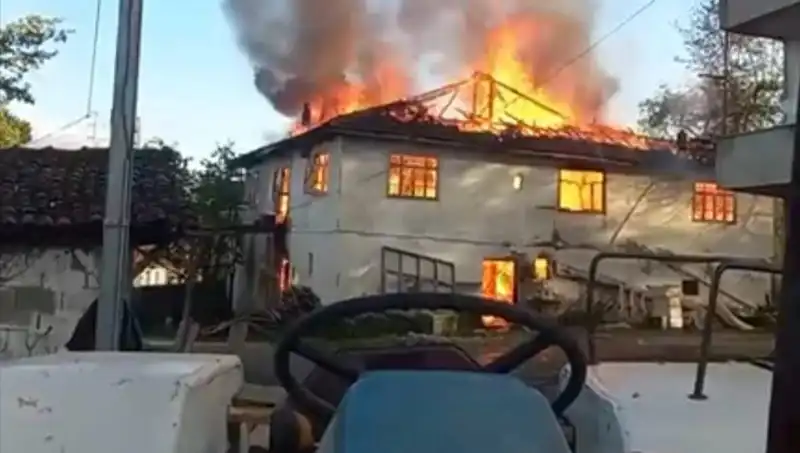 İki Katlı Evin İnce Detayları, Alevlere Teslim Oldu!