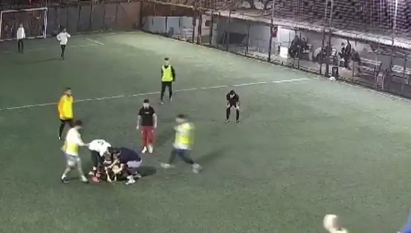 İki Halı Sahada Aynı Anda İki Üzücü Ölüm Olayı: Detaylar Neler?
