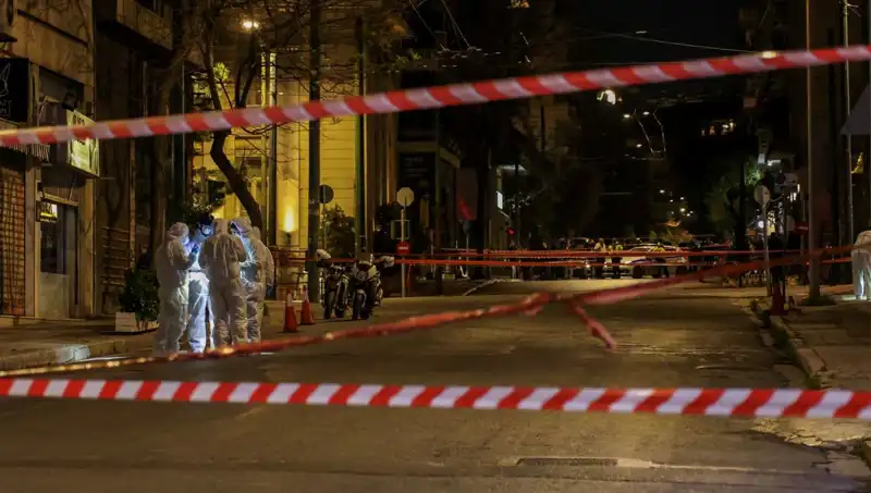 Atina'da Şüpheli Çanta Patladı: Panik Hüküm Sürdü
