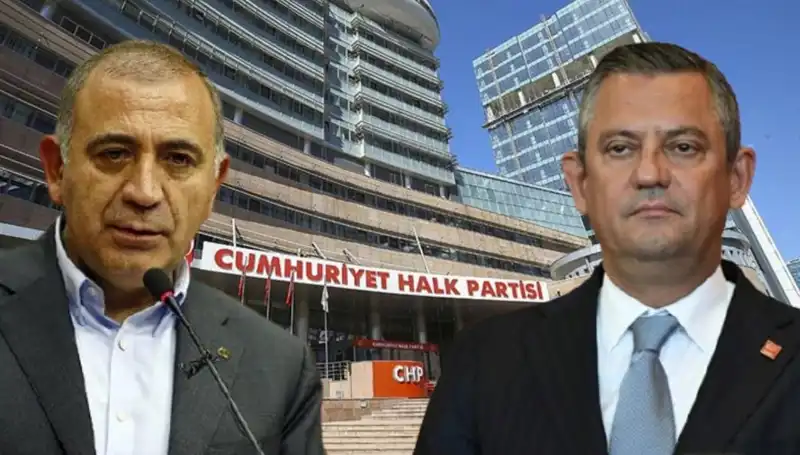 CHP Kuruluş Töreninde Sürpriz Karşılama: Tekin ve Özgür Özel Bir Araya Geliyor!