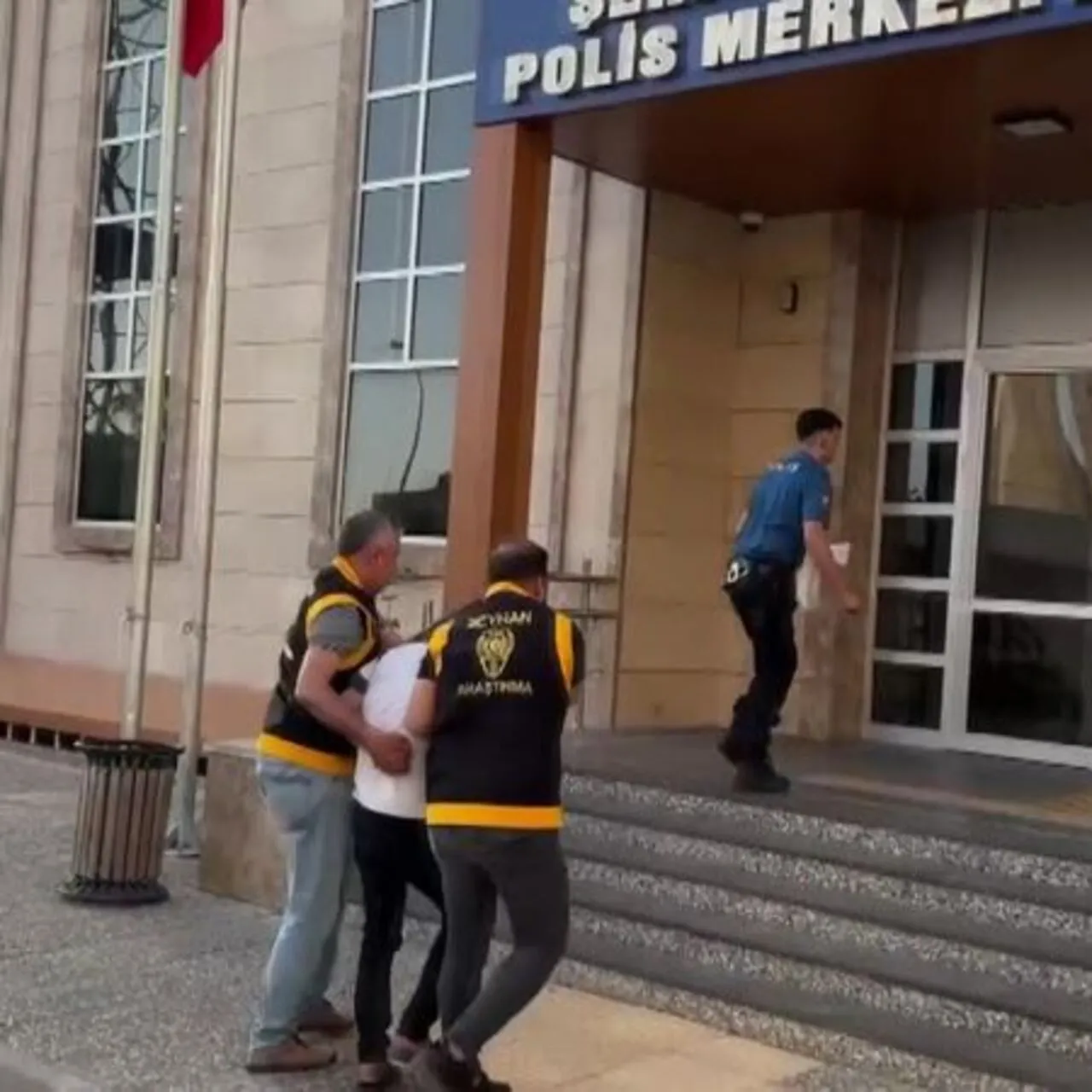 Polis Mahallede Geniş Güvenlik Önlemleri Aldı: Operasyon Sürüyor