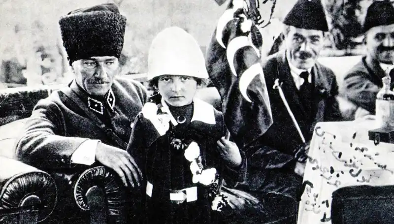 Bir Şapkanın Altında Doğan Bayram: Unutulmaz Anının Hikayesi