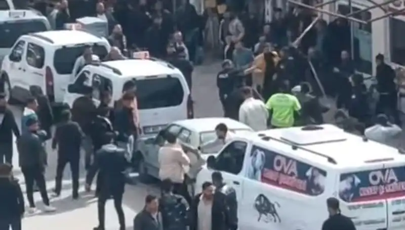 Erciş'te Olumsuz Olay: Taşlı Sopalı Kavga ve 7 Gözaltı