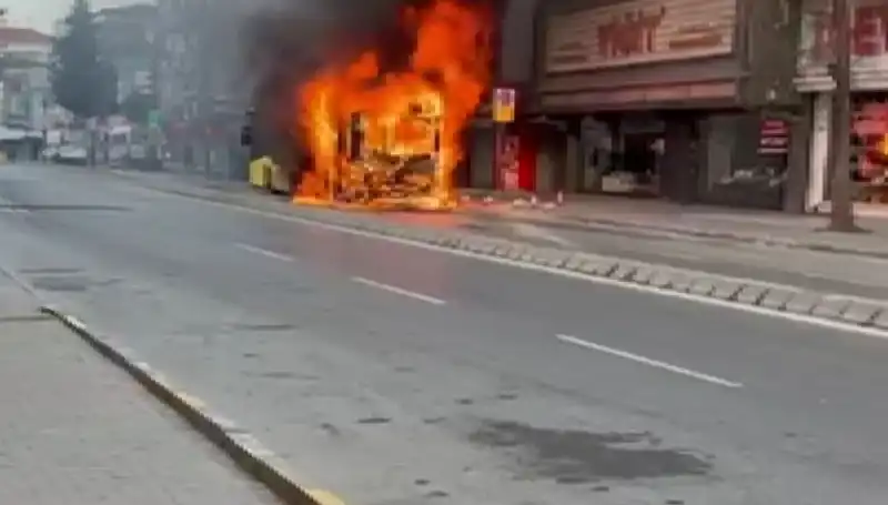 Ümraniye’de Şoke Eden Olay: Yangın anında panik ve korku dolu anlar!