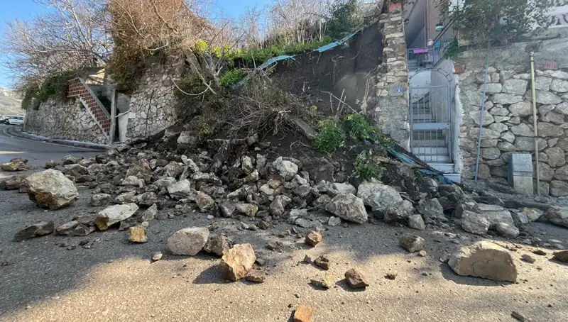 İstinat Duvarı Yolda Çöktü: Olayın Ayrıntıları ve Tehlikeleri