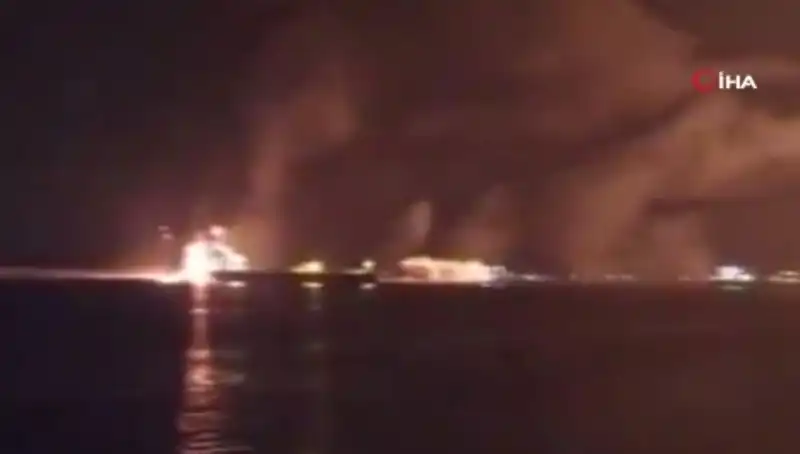 Yemen'deki Yakıt Limanı Saldırısında 22 Kişi Hayatını Kaybetti