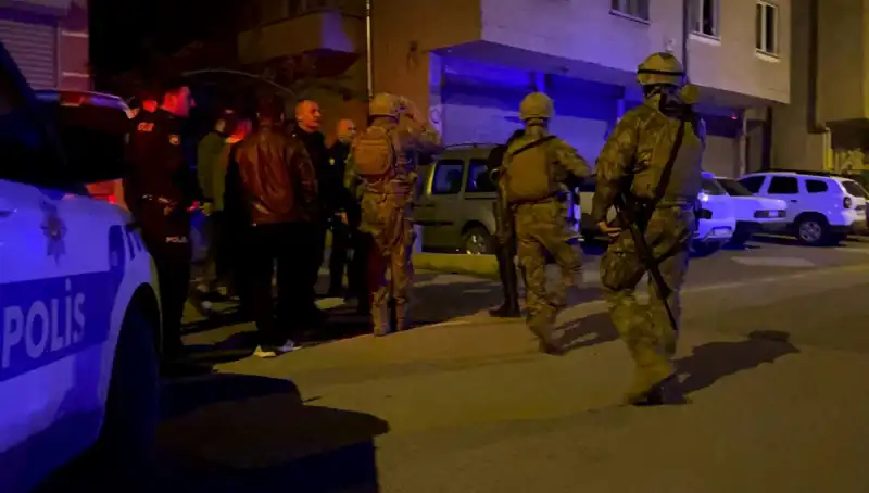 Balkondan Tüfekle Ateş Açan Şüpheli, Polis Geldiğinde Kendini Kilitledi