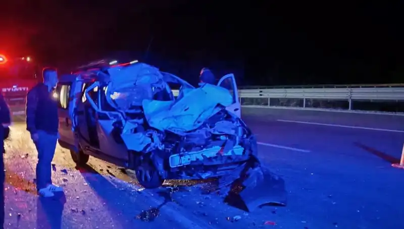 Otoyolda TIR’a Çarpan Araç Feci Şekilde Hurdaya Döndü!