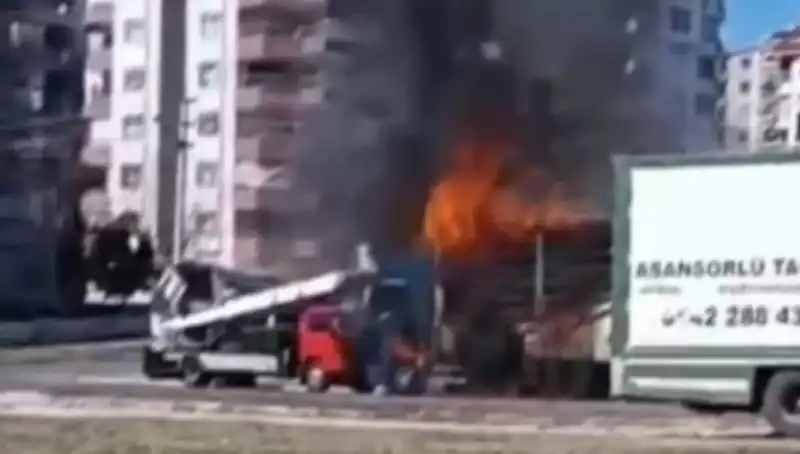 Alev Alev Yanan TIR, Göz Kamaştıran Manzara ile Küle Döndü