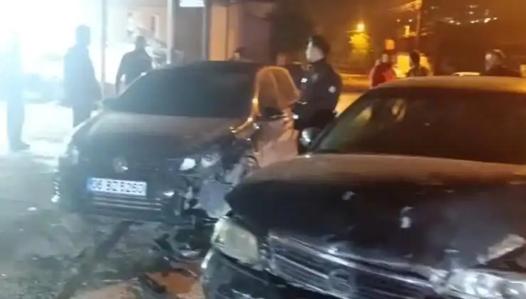 Çevirmeden Kaçmaya Çalışan Araç Kaza Yaptı, İki Yaralı