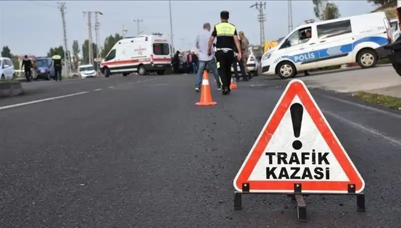 Antalya'da Dehşet Anları: Otomobil Kanala Devrildi, 2 Yaralı